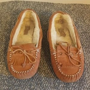 UGG chestnut brown Mandie size 5 moccasin style slipper SN 1003799